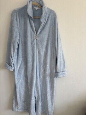 Vanity Fair Women’s Polyester Fleece Zip Robe size L